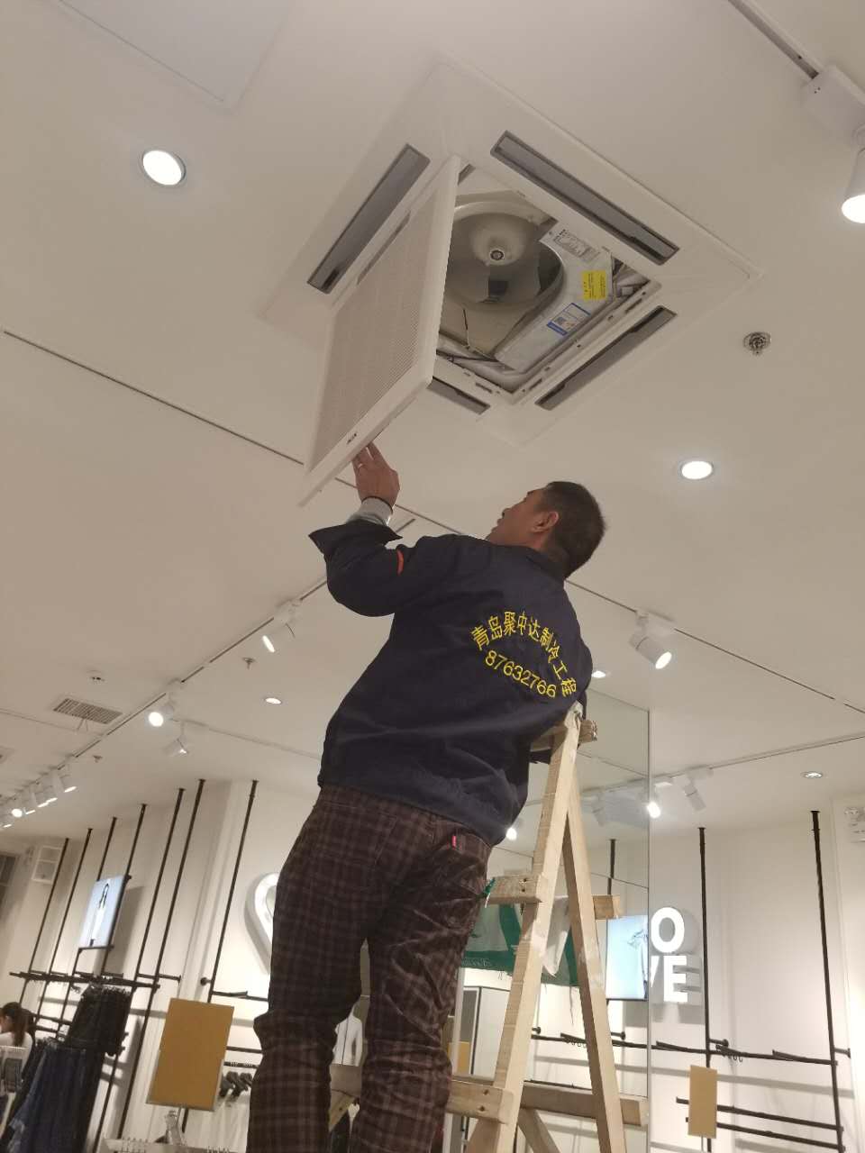 青島麥凱樂(lè )中央空調清洗01.jpg 青島麥凱樂(lè )中央空調清洗01.jpg